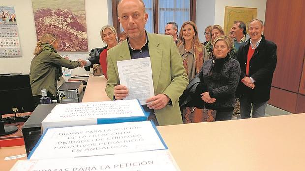 José Balbino González registrando las firmas en el Parlamento