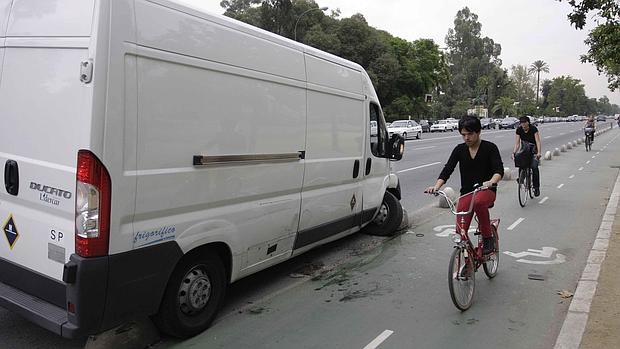 Furgoneta accidentada en la avenida de la Palmera