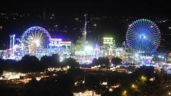 Más de 200.000 bombillas iluminan esta noche la Feria de Abril 2016