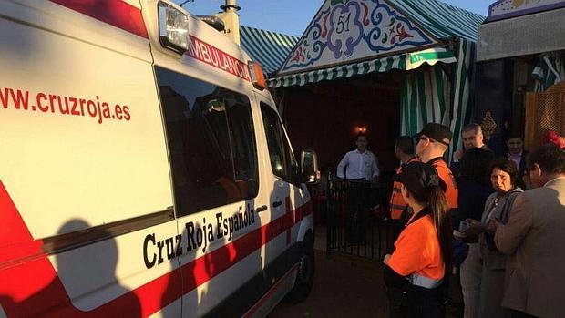 Un dispositivo sanitario trasladado para atender a una mujer dentro de una caseta de la Feria de Abril