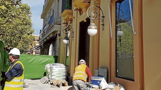 Operarios ante la fachada del inmueble de la calle San Fernando