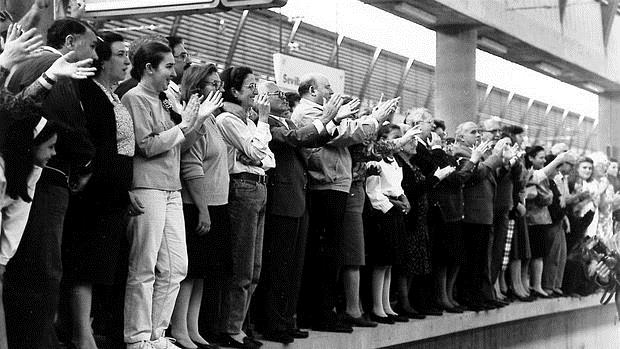 Trabajadores celebran la llegada del primer tren