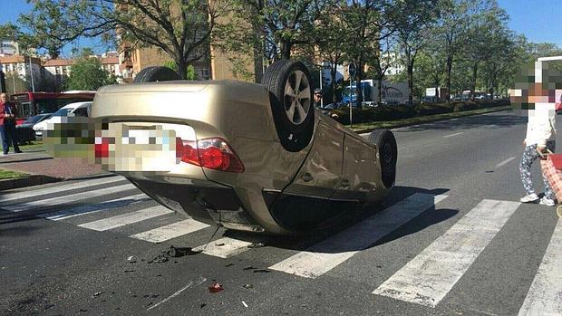 El coche volcado en la avenida Juventudes Musicales