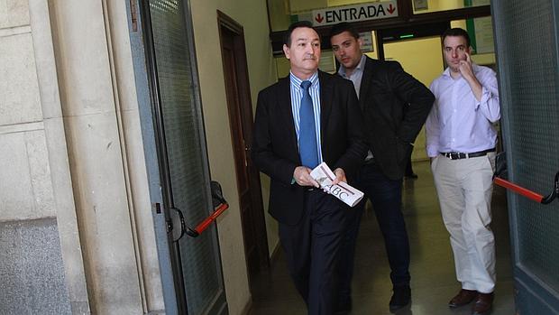 El empresario Luis Portillo saliendo ayer del juzgado con un ejemplar de ABC tras declarar ante el juez