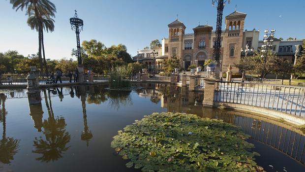 Estanque del parque de María Luisa ubicado frente al Museo de Artes y Costumbres Populares