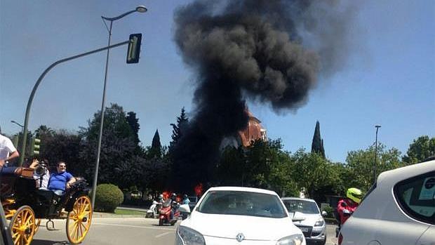 Arde una ambulancia en la Glorieta del Cid