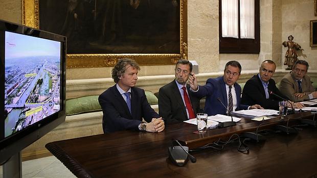 Presentación del acuerdo entre Ayuntamiento y Puerto de Sevilla para reordenar el muelle del Batán