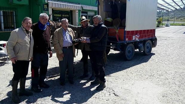 Los protagonistas de esta aventura con el presidente de la hermandad del Rocío de Badajoz