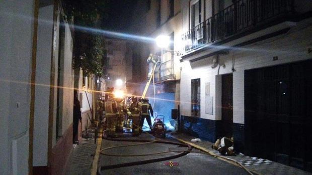 Herido grave un indigente en el incendio de una casa en el centro de Sevilla