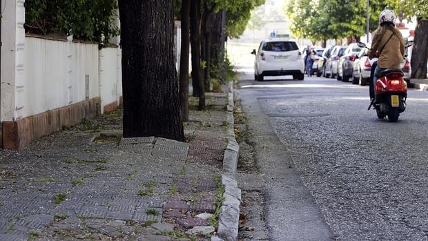 Una de las calles de Heliópolis, donde aceras y calzada están levantadas y parcheadas