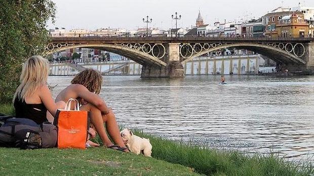 Dos mujeres, junto al puente de Triana