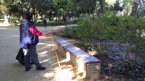 Carmen, limpiadora del parque de María Luisa de Sevilla