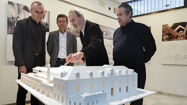 Vázquez Consuegra muestra la maqueta de su proyecto para las Atarazanas