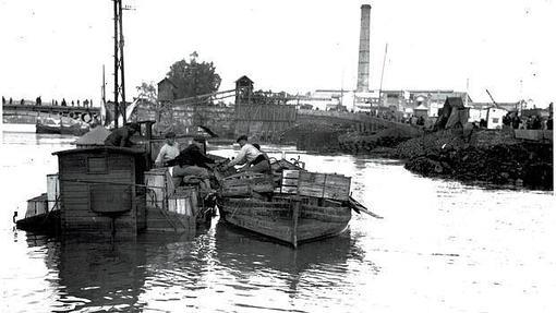 Barcas en el río crecido