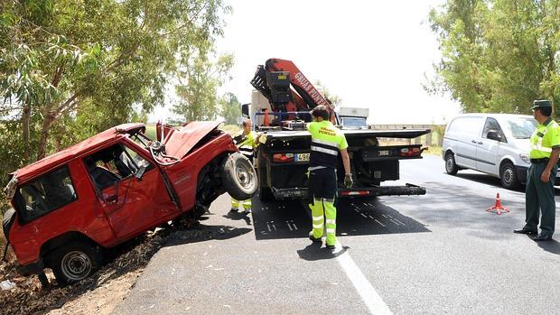 La grúa retuira un coche accidentado en las carreteras sevillanas