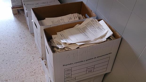 Cajas apiladas con los documentos a la vista en la sala de espera