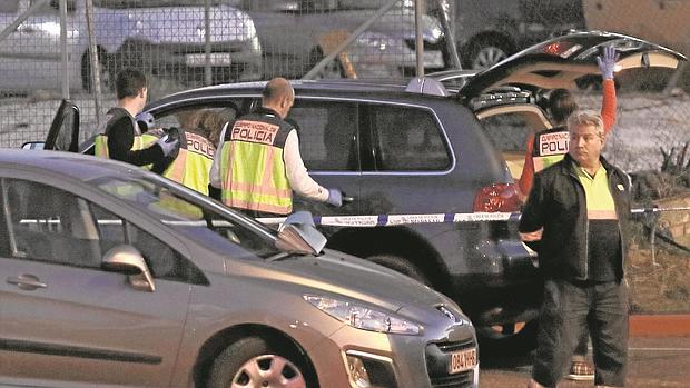 Policías toman muestras en el coche del fallecido junto la gasolinera de Calonge donde acabó el cadáver