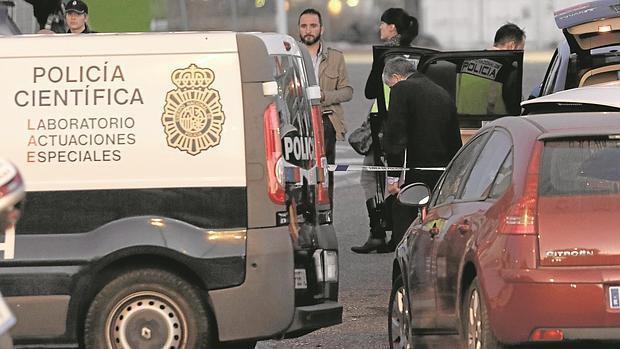 Agentes de la Policía Científica toman muestras al lado de la gasolinera donde acabó el cadáver