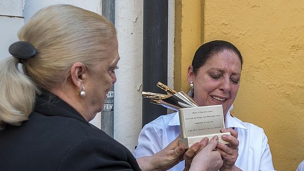 La calentera se emocionó al recibir de su hermana Araceli los calentitos de plata