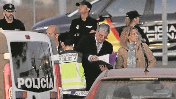 Dispositivo policial durante el levantamiento del cadáver de Manuel J. G. el pasado 27 de noviembre