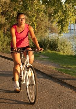 Una chica paseando en bici