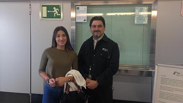 Una de las usuarias del Metro de Sevilla beneficiada con uno de los cien bonometros
