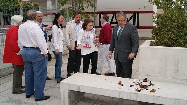 Zoido, durante una visita reciente al barrio sevillano de Bami