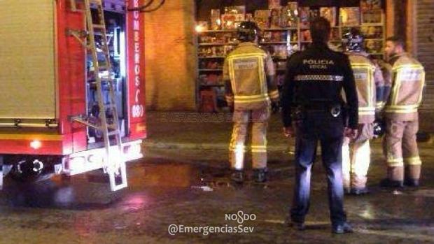 Bomberos que participaron en el rescate del ladrón atrapado en una azotea