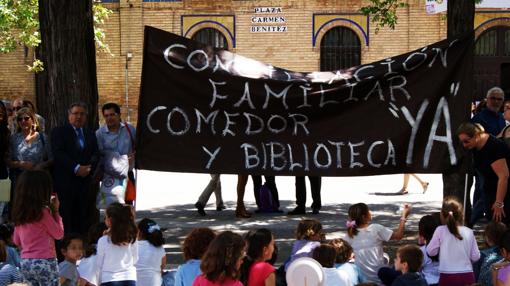 Concentración frente al colegio Carmen Benítez para reclamar el comedor y la biblioteca