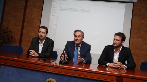 Javier Domínguez, Julián Conejho-Mir y Juan Bernabeu, durante el acto en el Colegio de Médicos