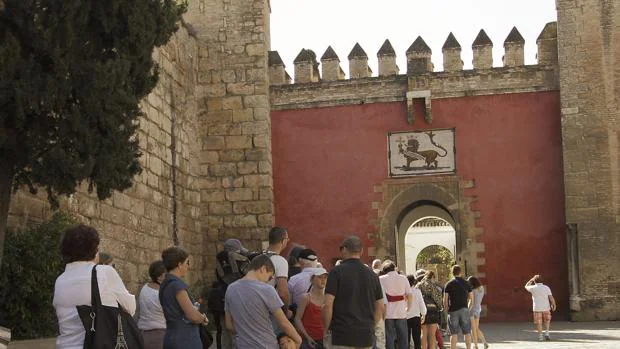 Puerta de León, del Real Alcázar, por donde se accede al monumento