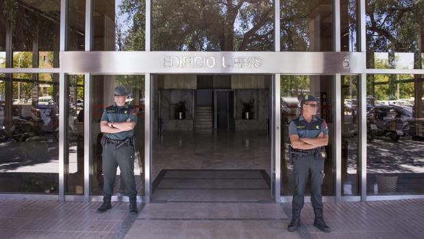 Edificio de oficinas en la calle Blas Infante de Sevilla donde se ha desarrollado hoy uno de los registros