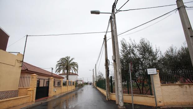 Una de las calles principales de El Gordillo, al norte de la ciudad, que ya ha sido incluso asfaltada