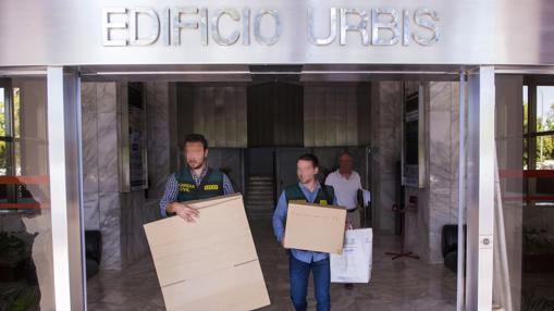 La Benemérita durante el registro a una sede de la trama en el Edificio Urbis, en Blas Infante