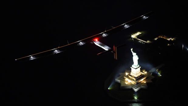 El Solar Impulse 2 despegó el lunes desde Nueva York y ahora está cruzando el Atlántico rumbo a España