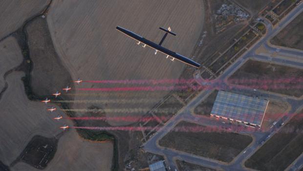 La Patrulla Águila junto al avión solar sobre Sevilla