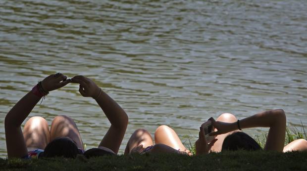 Jóvenes se refugian del calor junto al río