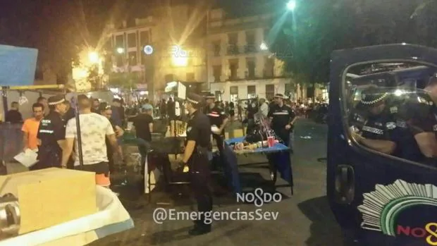 La Policía desmantelando uno de los puestos de venta de alcohol durante el Orgullo Gay en Sevilla