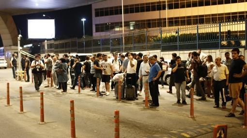 Un grupo de viajeros espera noticias en las afueras del aeropuerto de Estambul