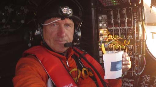 André Borschberg comiendo en el avión