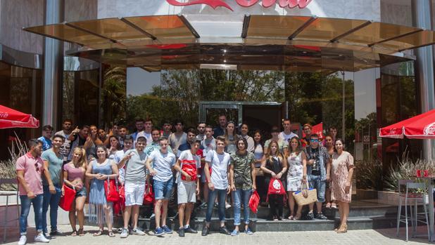 Participantes del Proyecto Gira, ayer en la sede de Coca-Cola en Sevilla