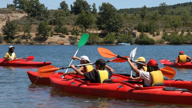 Un grupo de niños disfrutan en un campamento de verano