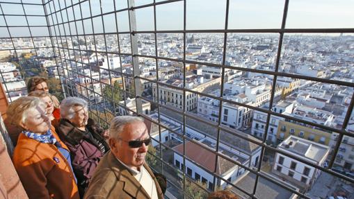 Un grupo de personas en lo alto de la Torre de los Perdigones