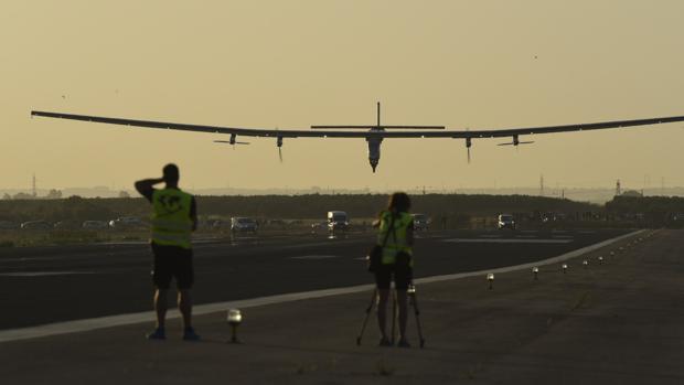El viento y el Ramadán impiden el despegue del Solar Impulse desde Sevilla