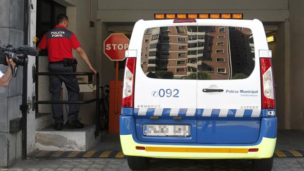 Un furgón de la Policía entra al Palacio de Justicia de Navarra con uno de los cinco hombres detenidos