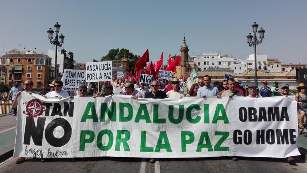 La cabecera de la manifestación por el puente de Triana