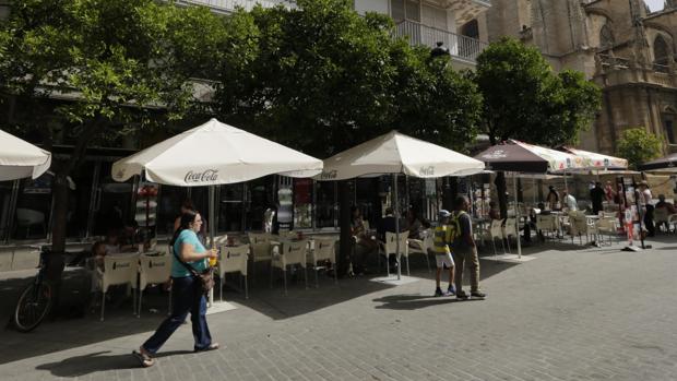 Veladores en la avenida de la Constitución