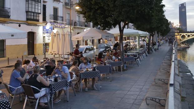 Los veladores de la calle Betis también serán reducidos