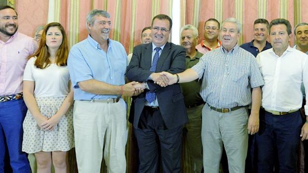 Firma del convenio marco entre el Ayuntamiento de Sevilla y el sector del Taxi