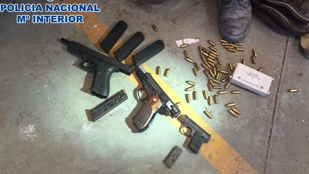 Algunas de las armas de fuego incautadas al grupo en Dos Hermanas